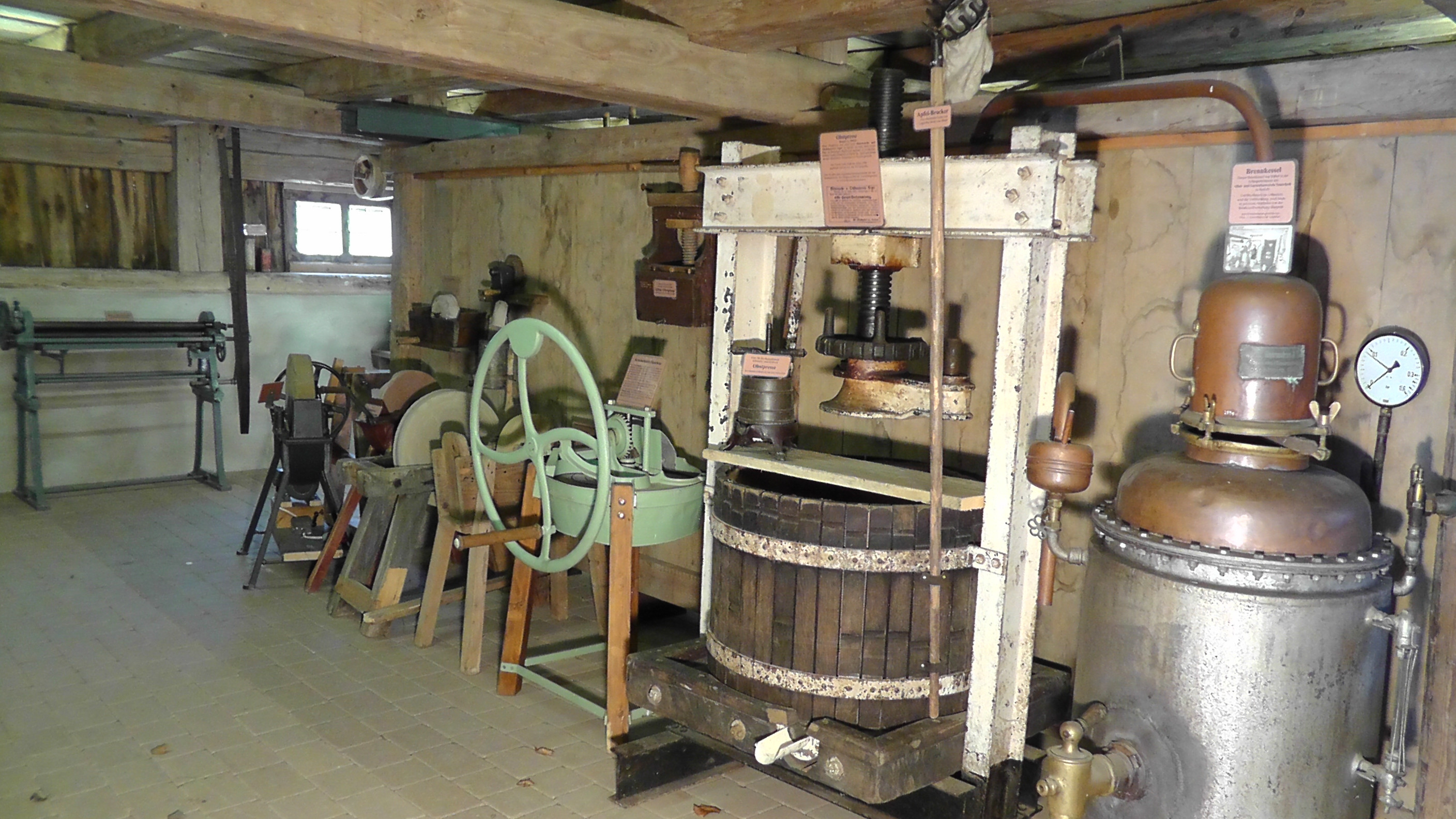 Brennkessel, Obstpresse, Schleifsteine, Schmiede